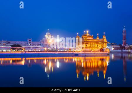 Sikh heilige Stätte gurdwara Sri Harmandir Sahib (auch bekannt als der Goldene Tempel, auch Darbar Sahib) nachts beleuchtet. Amritsar, Punjab, Indien Stockfoto