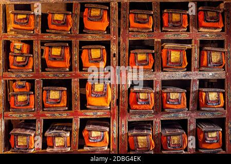 Folios von alten Handschriften in der Bibliothek von Thiksey Gompa (tibetisch-buddhistisches Kloster). Ladakh, Indien Stockfoto