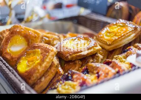 Auswahl an frisch gebackenen süßes Gebäck zum Verkauf am Counter der französischen Bäckerei Stockfoto