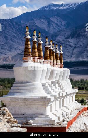 Chöre (buddhistische Stupas) vor dem Shey Palast im Himalaya. Leh, Ladakh, Indien Stockfoto