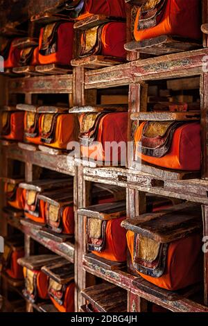 Folios von alten Handschriften in der Bibliothek von Thiksey Gompa (tibetisch-buddhistisches Kloster). Ladakh, Indien Stockfoto