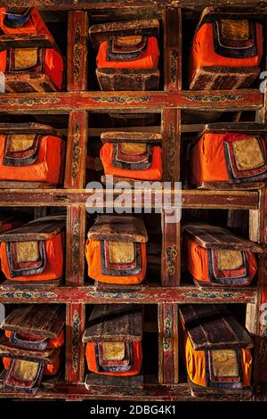 Folios von alten Handschriften in der Bibliothek von Thiksey Gompa (tibetisch-buddhistisches Kloster). Ladakh, Indien Stockfoto