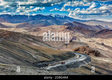 Indische LKW auf der Straße im Himalaya in der Nähe von Tanglang la Pass - Himalaya-Pass auf der Leh-Manali Autobahn. Ladakh, Indien Stockfoto