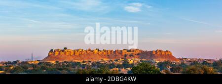 Panorama von Jaisalmer Fort - eine der größten Festungen in der Welt, wie das Goldene Fort Sonar quila auf Sunrise bekannt. Jaisalmer, Rajasthan, Indien Stockfoto