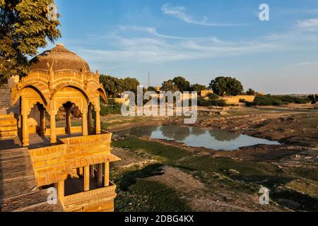 Pavillon am Amar Sagar See bei Sonnenuntergang, Jaisalmer, Rajasthan, Indien Stockfoto