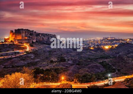 Berühmte indische Touristenattraktion Mehrangarh Fort in der Dämmerung. Jodhpur, Rajasthan, Indien Stockfoto