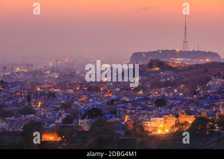 Luftaufnahme von Jodhpur (aka Blue City aufgrund der lebhaften blau-bemalten Brahmanen Häuser rund um Mehrangarh Fort) in der Abenddämmerung. Jodphur, Rajasthan Stockfoto