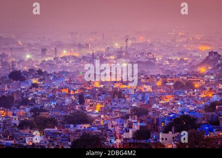 Luftaufnahme von Jodhpur (aka Blue City aufgrund der lebhaften blau-bemalten Brahmanen Häuser rund um Mehrangarh Fort) in der Abenddämmerung. Jodphur, Rajasthan Stockfoto