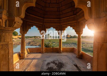 Dekorierter Pavillon am Amar Sagar See, Jaisalmer, Rajasthan, Indien Stockfoto