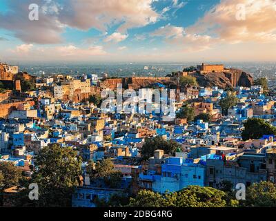 Luftaufnahme von Jodhpur, auch bekannt als Blue City aufgrund der lebhaften blau-bemalten Brahmanen Häuser rund um Mehrangarh Fort. Jodphur, Rajasthan, Indien Stockfoto