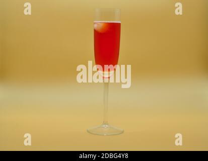 Eleganter, leuchtend roter, spritziger Aperitif mit Eis Stockfoto