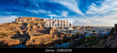 Panorama des Mehrangarh Fort und Padamsar Talab und Ranisar Talab Seen, Jodhpur, Rajasthan, Indien Stockfoto