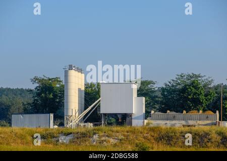 Die Fabrik ist ein Whie. Mischbeton für Mischer. Betonproduktion. Stockfoto