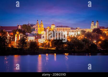 Abendansicht von Minsk Stadtbild mit Heiliger Geist Kathedrale über dem Fluss Svisloch, Weißrussland Stockfoto