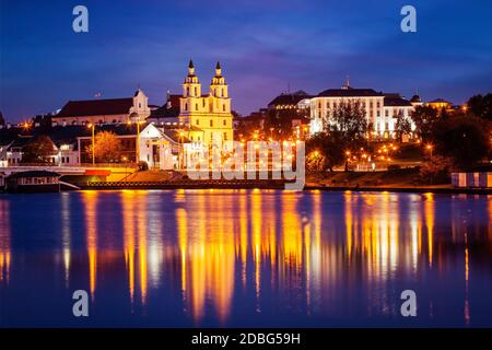 Abendansicht von Minsk Stadtbild mit Heiliger Geist Kathedrale über dem Fluss Svisloch, Weißrussland Stockfoto