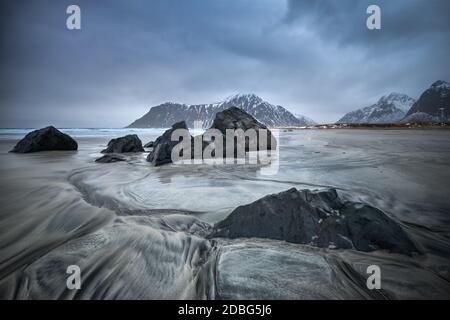 Felsen am norwegischen Meer Strand in Fjord. Skagsanden Strand, Flakstad, Lofoten Inseln, Norwegen. Bewegungsunschärfe bei langer Belichtung Stockfoto