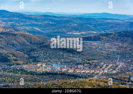 Blick von den grünen Bergen auf das Dorf Sheregesh, Berg Shoria, Kemerowo Region - Kuzbass Stockfoto