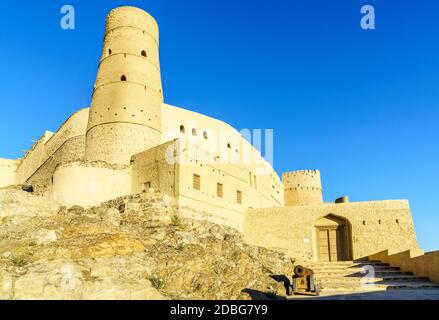 Haupteingang zum Bahla Fort in der Nähe von Nizwa in Oman Stockfoto