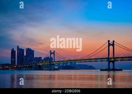 Gwangan Brücke auf sunrise mit Wolkenkratzern und dramatischen Himmel. Busan, Südkorea Stockfoto