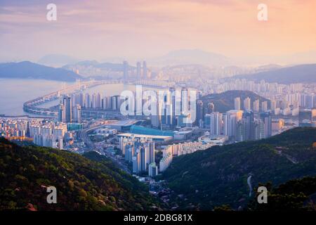 Busan Stadtbild mit Wolkenkratzern und Gwangan Brücke auf Sonnenuntergang von Jangsan Peak. Busan, Südkorea Stockfoto