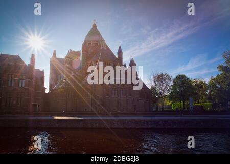 Harlem Kathedrale von Saint Bavo (St. Bavo Kathedraal) mit Sonneneinstrahlung, Blick über den Kanal. Haarlem, Niederlande Stockfoto