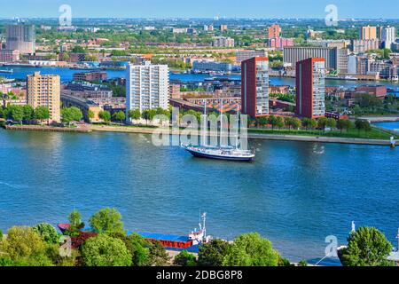 Blick auf die Stadt Rotterdam und den Fluss Nieuwe Maas mit Segeln Schiff von Euromast Stockfoto