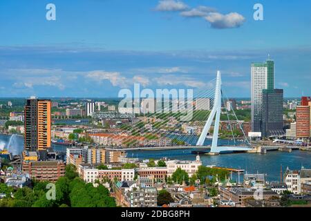 Blick auf die Stadt Rotterdam und die Erasmusbrug Brücke Nieuwe Maas Fluss von Euromast Stockfoto