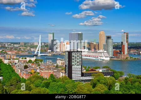 Blick auf die Stadt Rotterdam und die Erasmusbrug Brücke Nieuwe Maas Fluss mit Kreuzfahrtschiff von Euromast Stockfoto