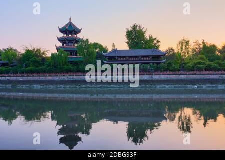 Wangjiang Pavillon im Wangjianglou Park Blick über den Jinjiang Fluss, Chengdu, Sichuan, China bei Sonnenuntergang Stockfoto