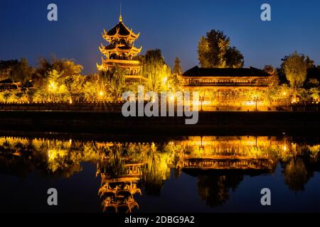 Wangjiang Pavilion Park (Wangjianglou Park) Blick über den Jinjiang Fluss, Chengdu, Sichuan, China beleuchtet in der Nacht Stockfoto