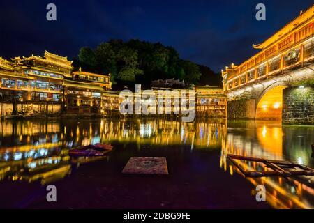 Chinesische Touristenattraktion Ziel - Feng Huang Ancient Town (Phoenix Ancient Town) am Tuo Jiang Fluss beleuchtet in der Nacht. Provinz Hunan, China Stockfoto