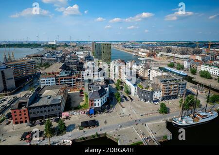 Luftaufnahme der Stadt Antwerpen mit Hafenkran im Frachtterminal. Antwerpen, Belgien. Benelux Stockfoto