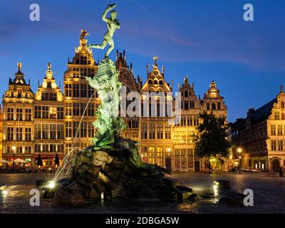 Antwerpener berühmte Brabo-Statue und Brunnen auf dem Grote Markt Platz beleuchtet in der Nacht und alten Häusern. Antwerpen, Belgien Stockfoto