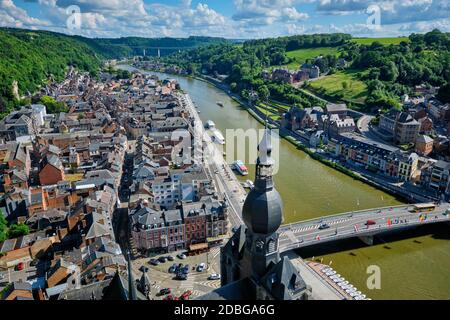 Luftaufnahme der Stadt Dinant, der Stiftskirche Notre Dame de Dinant, der Maas und der Pont Charles de Gaulle Brücke von der Dinant Zitadelle. Dinant, Belg Stockfoto