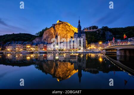 Nachtansicht der Stadt Dinant, Collegiate Church of Notre Dame de Dinant über den Fluss Meuse und Pont Charles de Gaulle Brücke und Dinant Zitadelle beleuchtet Stockfoto