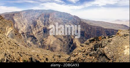 Panoramablick von Wadi Ghul aka Grand Canyon von Arabien in Jebel Shams, Oman Stockfoto