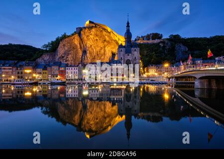 Nachtansicht der Stadt Dinant, Collegiate Church of Notre Dame de Dinant über den Fluss Meuse und Pont Charles de Gaulle Brücke und Dinant Zitadelle beleuchtet Stockfoto