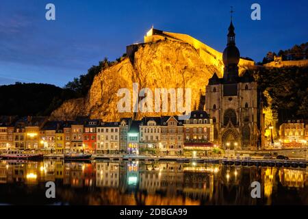 Nachtansicht der Stadt Dinant, Collegiate Church of Notre Dame de Dinant über den Fluss Meuse und Pont Charles de Gaulle Brücke und Dinant Zitadelle beleuchtet Stockfoto