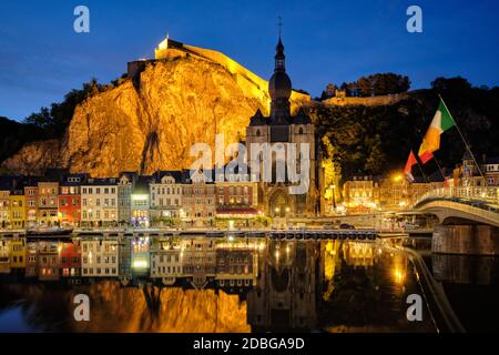 Nachtansicht der Stadt Dinant, Collegiate Church of Notre Dame de Dinant über den Fluss Meuse und Pont Charles de Gaulle Brücke und Dinant Zitadelle beleuchtet Stockfoto