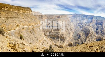 Panoramablick von Wadi Ghul aka Grand Canyon von Arabien in Jebel Shams, Oman Stockfoto