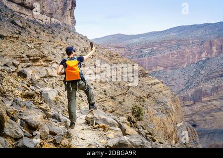 Ein Wanderer nimmt selfie in Jebel Shams, Oman Stockfoto