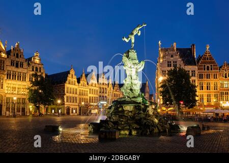 Antwerpener berühmte Brabo-Statue und Brunnen auf dem Grote Markt Platz beleuchtet in der Nacht und alten Häusern. Antwerpen, Belgien Stockfoto