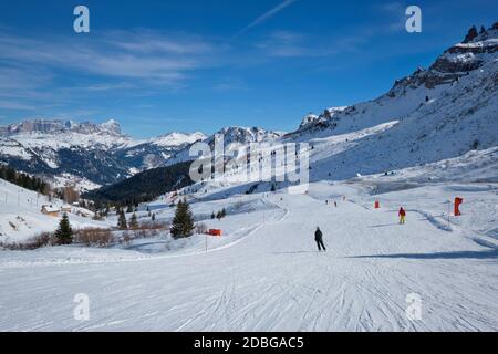 Blick auf ein Skigebiet Piste mit Menschen Skifahren in den Dolomiten in Italien. Canazei, Italien Stockfoto