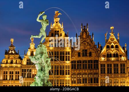Antwerpener berühmte Brabo-Statue und Brunnen auf dem Grote Markt Platz beleuchtet in der Nacht und alten Häusern. Antwerpen, Belgien Stockfoto