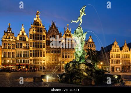 Antwerpener berühmte Brabo-Statue und Brunnen auf dem Grote Markt Platz beleuchtet in der Nacht und alten Häusern. Antwerpen, Belgien Stockfoto