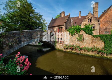 Alte Bonifacius Brücke über Brügge Kanal und mittelalterliche Häuser mit Blumen in Brügge, Belgien Stockfoto