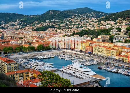 Blick auf den alten Hafen von Nizza mit Luxusyachtbooten von Castle Hill, Frankreich, Villefranche-sur-Mer, Nizza, Cote d'Azur, Französische Riviera Stockfoto