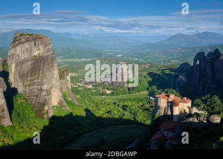 Kloster von Rousanou und Kloster von St. Nicholas Anapavsa in berühmten griechischen Touristenziel Meteora in Griechenland am Morgen Stockfoto