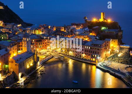 Blick auf Vernazza Dorf beliebtes Touristenziel im Nationalpark Cinque Terre ein UNESCO-Weltkulturerbe, Ligurien, Italien Blick beleuchtet in Th Stockfoto