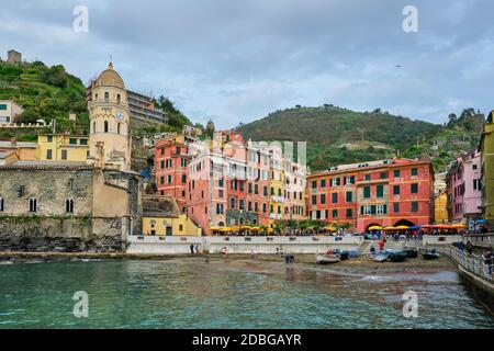 Vernazza Dorf beliebtes Touristenziel im Nationalpark Cinque Terre ein UNESCO-Weltkulturerbe, Ligurien, Italien auf Sonnenuntergang Blick von Süden Stockfoto